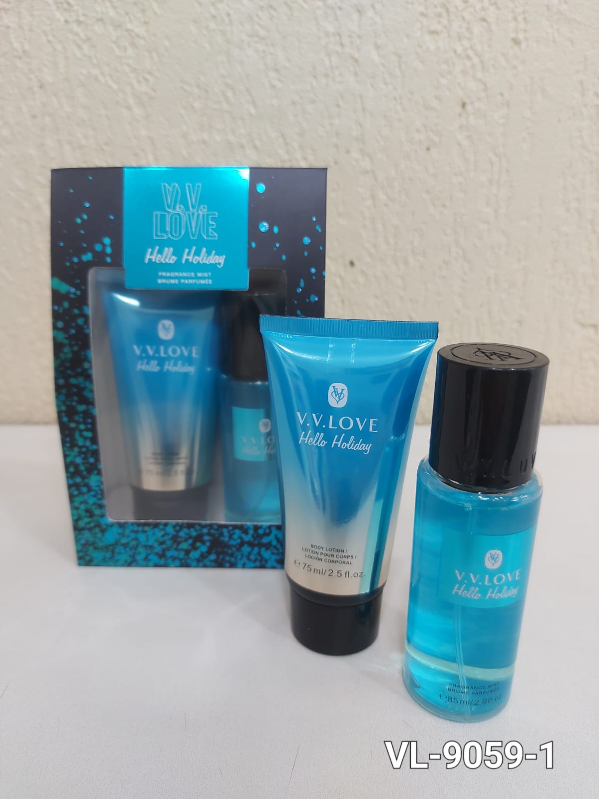 KIT V. LOVE 2PC HELLO HOLIDAY